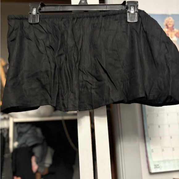 Tops - Chic Black Crop Top with Sleek Design